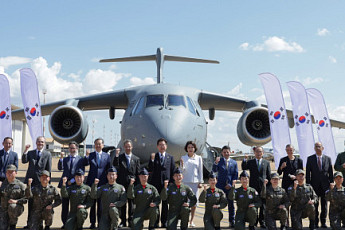 이 대통령, 브라질 공군 C-390 수송기 시찰…