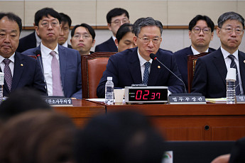 “새 술은 새 부대에” 정성호, 사의 표명…여야, 검찰 보완수사권 놓고 법사위 격돌