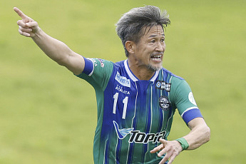 환갑 앞둔 최고령 프로축구선수 미우라, 4년 만에 공식전 득점포