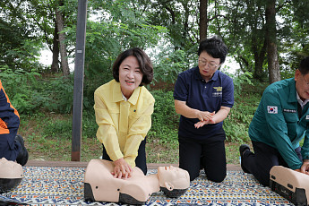 추미애, 여름 물놀이 안전 직접 챙겼다…양평서 무인서프보드·소방드론 점검