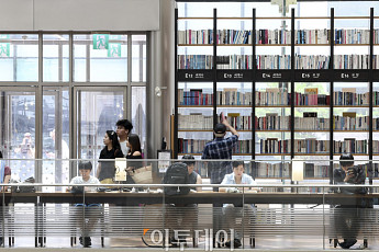 폭염 피해 별마당 도서관 찾은 시민들 [포토]