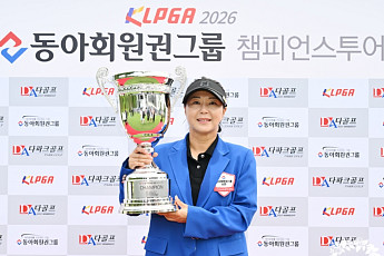 이정은, 챔피언스투어 첫 우승…국내 대회 생애 첫 정상