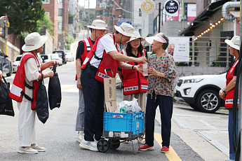 서울 첫 폭염중대경보, 폐지수집 어르신 만난 오세훈 시장 [포토]