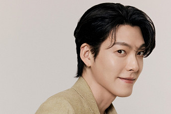 “다 누나 덕” 김우빈, 팬에게 선물 건넨 이유⋯“차에 싣고 다녀”