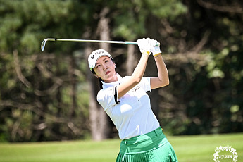 배경은, 연장서 15m 버디 ‘쏙’…챔피언스투어 첫 다승자