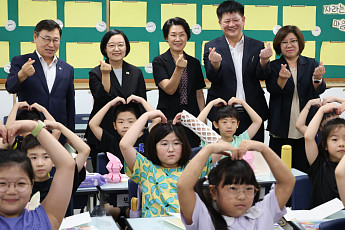 한성숙, 방학 중 초등돌봄 현장 점검…
