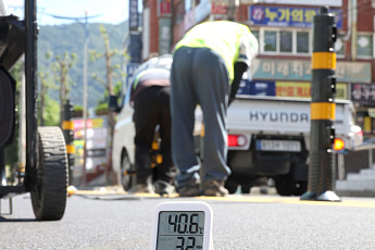 최고 40℃ 현장⋯“얼음 목도리ㆍ워터터널에 그나마 버텨요” [르포]