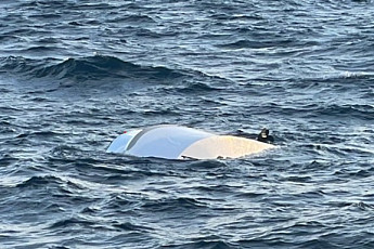 연락두절 11시간 만…전복된 모터보트 붙잡은 낚시객 3명 구조