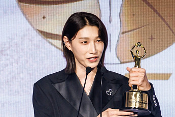 ‘배구 여제’ 김연경, AVC 공로상 수상⋯“후배 위해 최선 다할 것”
