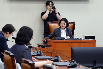 국회 기후특위, 감축경로·기후위기 적응법 잇달아 의결…폭염 피해엔 ‘기후보험’