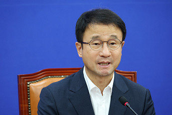 與 