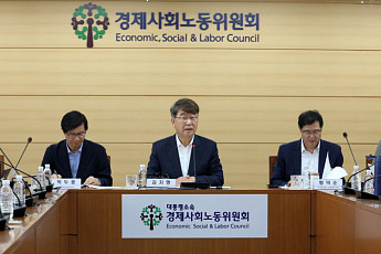 김지형 경사노위 위원장 