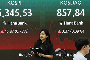 코스피, 하락 딛고 6300선 강보합 마감⋯“반도체 수출ㆍ외인 ‘사자’에 웃었다”
