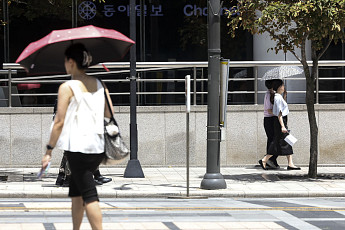 동해안 비 시작⋯수도권ㆍ남부는 체감 33도 무더위 [날씨]