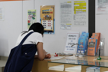 사라진 청년 일자리 94%가 'AI 고노출 업종'⋯고학력자 충격 더 컸다