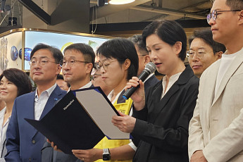 홈플러스 노사 “채워진 매대 보니 눈물 나...M&A 갈 길 멀어”(현장)[홈플러스 재개장]
