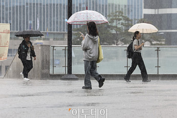 [내일 날씨] 전국 곳곳 최대 40㎜ 소나기…낮 최고 35도 ‘무더위’
