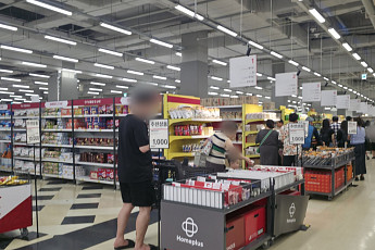 돌아온 고객, 더딘 정상화…홈플러스, 재개장 첫 주말 '기대 반 우려 반' [르포]