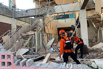 인니 강진 사망자 51명으로 늘어⋯여진·산사태 이어져