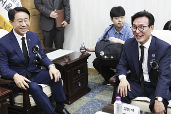 김대중 대통령 서거 17주기 추모식 사전환담 [포토]