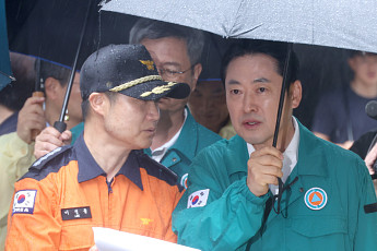 장동혁, DJ 추모식 대신 ‘경남 수해’ 현장으로…국힘 지도부 총출동