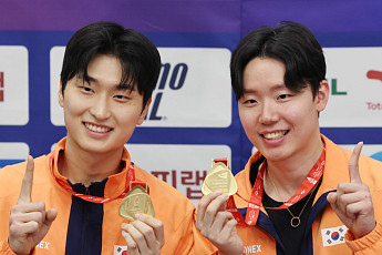 ‘세계 1위’ 서승재-김원호, 일본 조 2-0 완파⋯세계선수권 2연패 도전