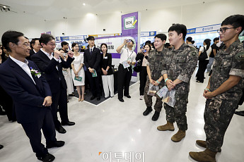 취준 군 장병 격려하는 이억원 금융위원장 [포토]