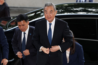 중국 왕이 “북미회담, 당사자가 결정…美 대북 적대정책 바꿔야”
