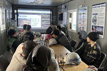 KCC건설, AI로 외국인 근로자 안전 챙긴다⋯10개 언어 실시간 번역