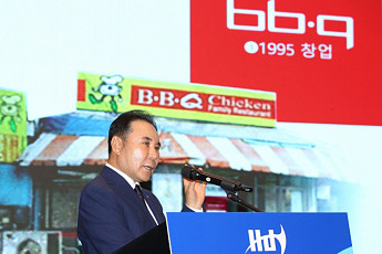 윤홍근 BBQ 회장 “위기마다 새로운 길 선택”⋯31년 성장역사 비결