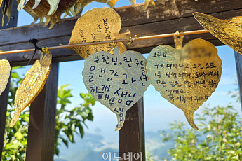 보리암에 걸린 크고 작은 금빛 바람들 [한컷]
