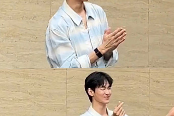 김수현, 활동 중단 1년 만에 공식 석상⋯해외 팬들 환호 속 환한 미소