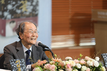 조정래, 3년 만에 신작 ‘서리꽃’ 펴내...“사랑은 삶을 존속시키는 희망”[현장]