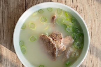 '2TV 생생정보' 오늘방송맛집- 배우 이호원 단골! 곰탕ㆍ육사시미 맛집 '고○○'