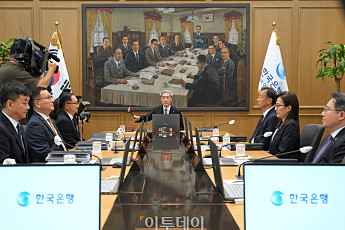 한은, 초유의 '연속 인상'⋯고물가·부채·집값에 제동 걸었다 [8월 금통위]