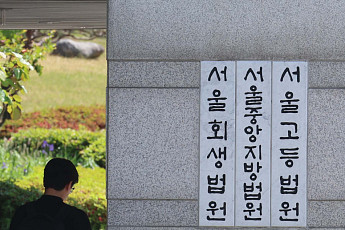‘프로포폴 4700회 불법투약’ 의사, 재판 본격 시작