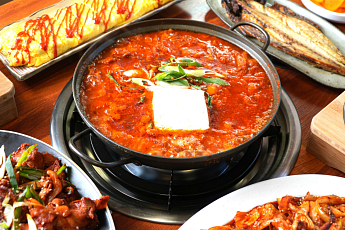 '2TV 생생정보' 오늘방송맛집- 장사의 신, 얼큰한 돼지고기 김치찌개 맛집 '오○○'