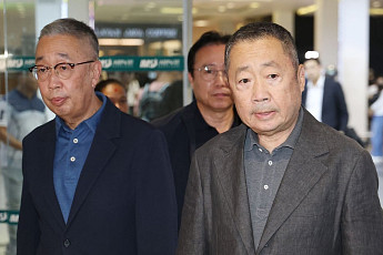 두산 박정원·박지원, 네팔 도착⋯대홍수 실종 직원 찾기에 총력