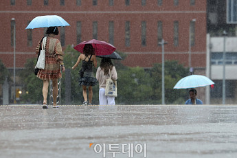 [내일날씨] 전국 돌풍·천둥 동반한 비⋯충청권 시간당 50㎜ 폭우