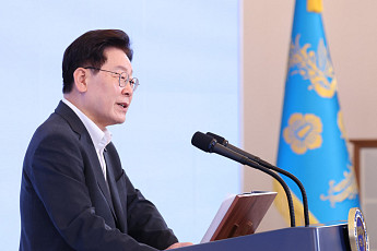 李대통령, ‘노무현 평전’ 출간 축하…“고뇌와 결단의 무게 실감”