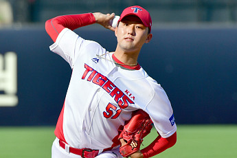 '어깨 부상' 홍건희, 약 4개월 만에 1군 복귀⋯KIA 불펜 힘 보탠다