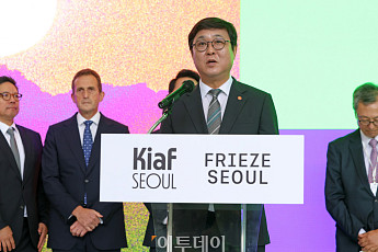 최휘영 장관 “서울, 국제 미술계가 주목하는 도시”…키아프·프리즈 서울 개막