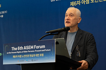“친절하지만 무능한 노인” AI가 재생산하는 연령주의