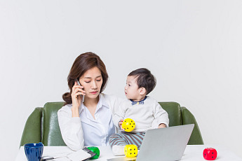 맞벌이 가구 절반 육박⋯어린 자녀 둔 여성 3명 중 1명 ‘경력단절’