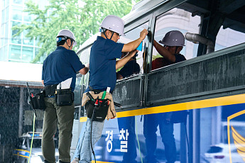 [AD] 현대차그룹, 경찰버스에 ‘나노 쿨링 필름’ 적용…폭염 속 실내온도 낮춘다