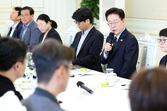 李, 청와대에 시민단체 초청…“사회대개혁 역할 커”[종합]
