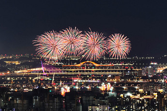 100만 시민에 ‘가을밤 선물’…한화, 불꽃축제에 130억 투입