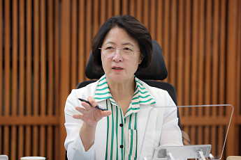 추미애, '68→37개월' 주택 속도전에 경기해법…13개 제도개선 국회 건의