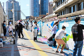 대한항공·델타항공, 남산초 벽화 그리기 봉사…임직원 80명 참여