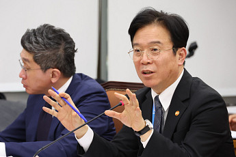 김영훈 노동부 장관 “삼성전자 노조식 'N% 영업이익 성과급' 파업은 불법”